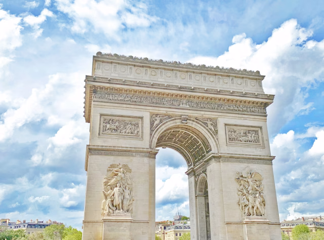 Image of the Arc de Triomphe on a sunny day