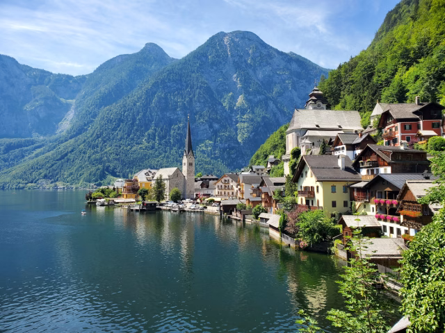 Image of the town of Halstatt in Austria, set on the banks of Lake Halstatt