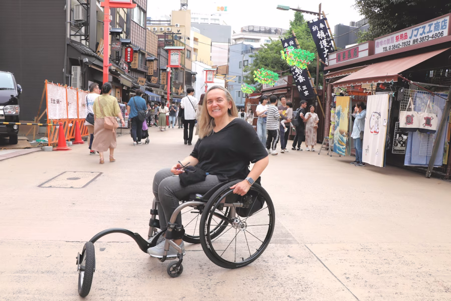 Sofia Martins visits a street market in Kyoto.